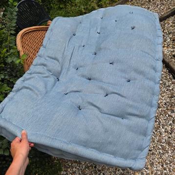 Lichtblauwe pallet kussens beschikbaar voor biedingen