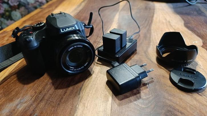 Panasonic Lumix FZ82 ,Lader ,3 batterijen  met Lenshood, Audio, Tv en Foto, Fotocamera's Digitaal, Zo goed als nieuw, Compact