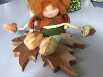 Herfst mannetje met houten blad beschikbaar voor biedingen