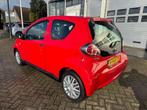 Toyota Aygo 1.0-12V Access 3DRS, Nieuwe APK, Auto's, Voorwielaandrijving, 4 stoelen, 68 pk, Bedrijf