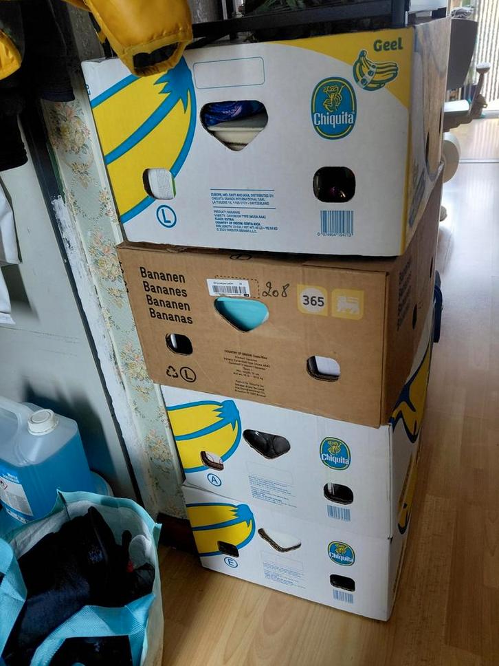 4 bananendozen vol rommelmarkt spullen en los spul, Diversen, Rommelmarktspullen, Ophalen
