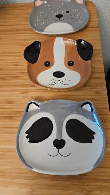 3 bordjes, hond, kat, wasbeer - aardewerk - als NIEUW! beschikbaar voor biedingen