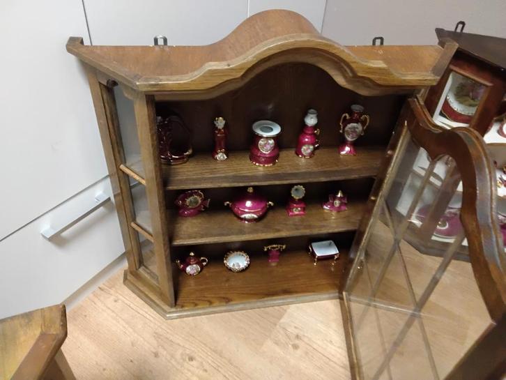 12 Franse limoges porselein gevuld in een vitrine kastje, Huis en Inrichting, Kasten | Wandmeubels, Zo goed als nieuw, Minder dan 100 cm