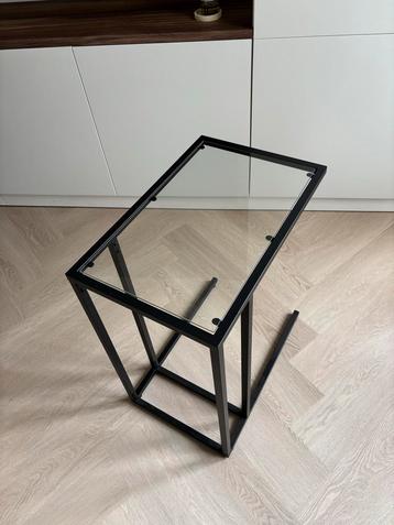 Ikea Vittsjö serie: Zwart metalen bijzettafel met glas beschikbaar voor biedingen