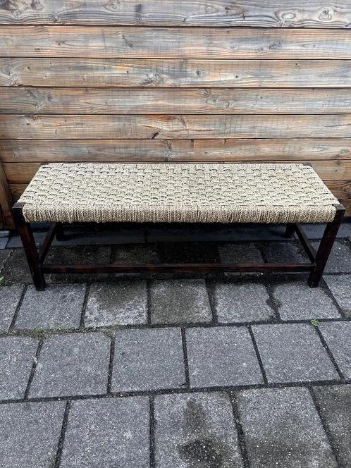Stijlvol House of Sakk bankje – handgevlochten zitting, Huis en Inrichting, Stoelen, Zo goed als nieuw, Eén, Hout, Bruin, Ophalen