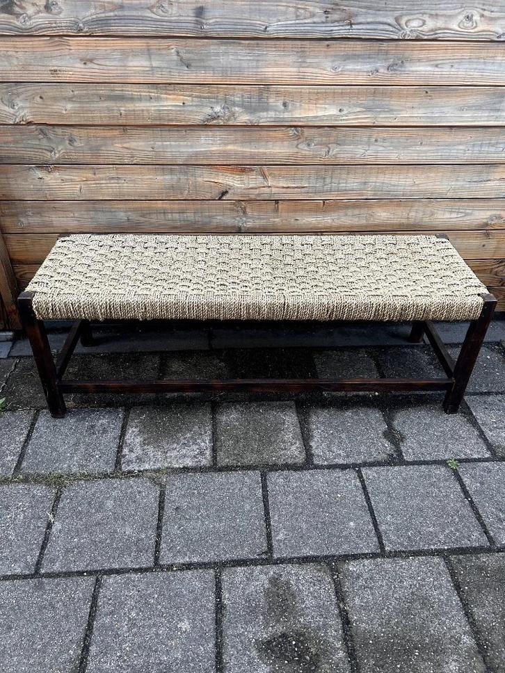Stijlvol House of Sakk bankje – handgevlochten zitting, Huis en Inrichting, Stoelen, Zo goed als nieuw, Eén, Hout, Bruin, Ophalen