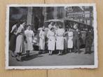Kleine foto: Groepsfoto / personeelsuitstapje met bus, 1937, Ophalen of Verzenden, Voor 1940, Gebruikt, Foto