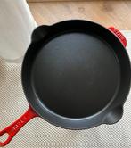 Staub Cherry 28cm pan, Huis en Inrichting, Keuken | Potten en Pannen, Ophalen, Gebruikt, Gietijzer, Koekenpan of Braadpan