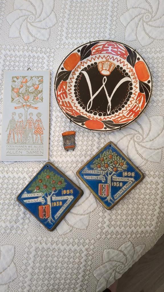 Herdenkingsbord, tegeltjes Wilhelmina en Juliana, Antiek en Kunst, Antiek | Wandborden en Tegels, Ophalen