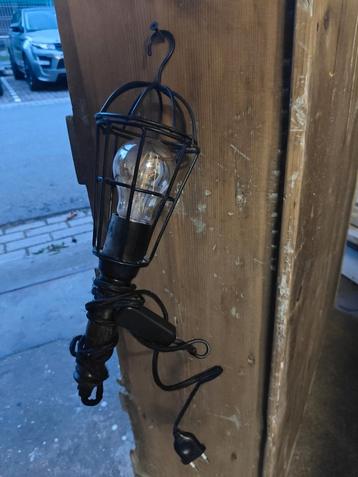 Landelijke lamp beschikbaar voor biedingen