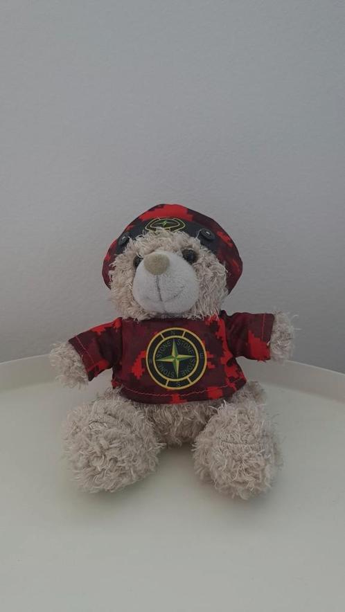 Stone Island beertje kermis klein, Verzamelen, Beren en Cherished Teddies, Zo goed als nieuw, Stoffen beer, Overige merken, Ophalen of Verzenden