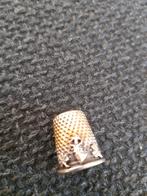 Oud vingerhoedje St. Hubert met zilveren embleem, Ophalen of Verzenden