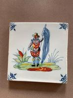 Antiek geglazuurd tegeltje / tegel. Soldaat / vaandeldrager., Ophalen