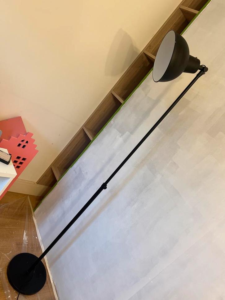 Ikea Skurup vloerlamp - Stijlvol en functioneel, Huis en Inrichting, Woonaccessoires | Wandplanken en Boekenplanken, Zo goed als nieuw