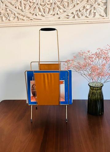 Mooie goudkleurig vintage krantenbak met skai  beschikbaar voor biedingen