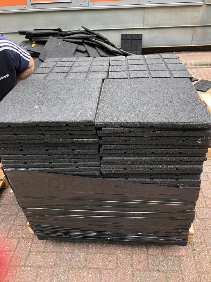 100 m2 rubberen tehels mat matten, Sport en Fitness, Fitnessmaterialen, Gebruikt, Fitnessmat, Ophalen of Verzenden