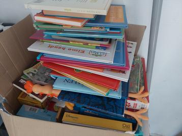 Leuke verzameling leesboeken, spelletjes en puzzels beschikbaar voor biedingen