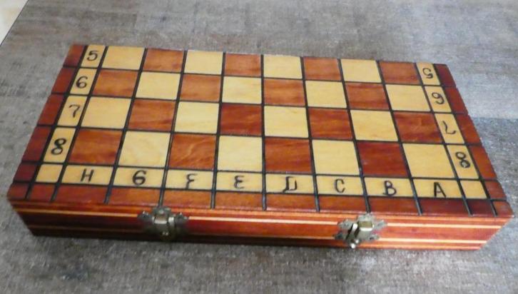 Vintage Schaakkist koffer schaakset schaakspel., Hobby en Vrije tijd, Gezelschapsspellen | Bordspellen, Zo goed als nieuw, Een of twee spelers