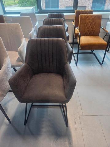 4 comfortabele armstoelen  beschikbaar voor biedingen
