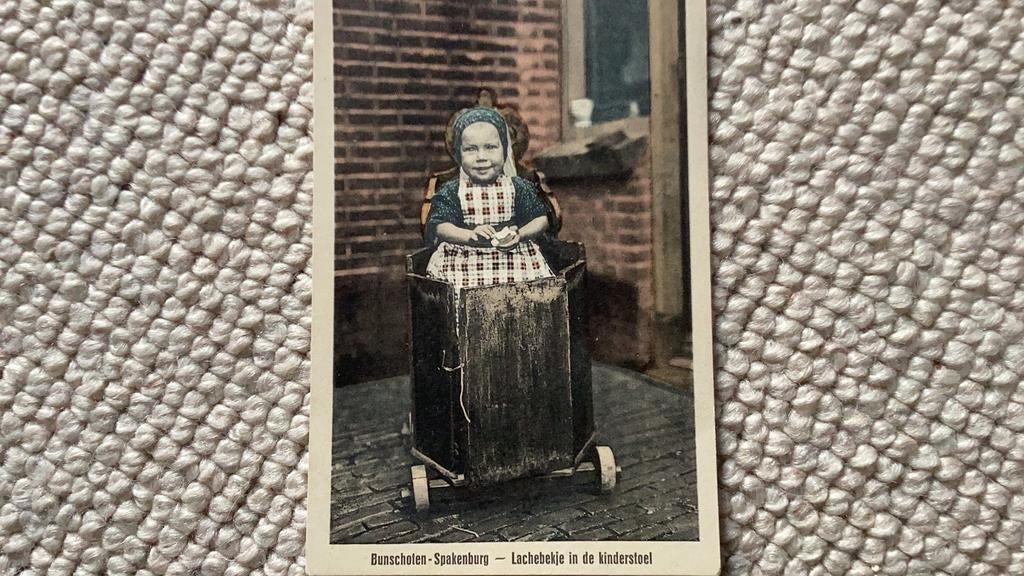 Ansichtkaart Bunschoten-Spakenburg Lachebekje in kinderstoel, Ophalen of Verzenden, 1920 tot 1940, Gelopen, Utrecht