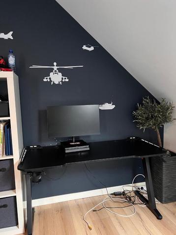 Bureau met kabel vak en lichten 