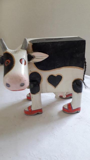 KOE SPAARPOT (HOUT) beschikbaar voor biedingen