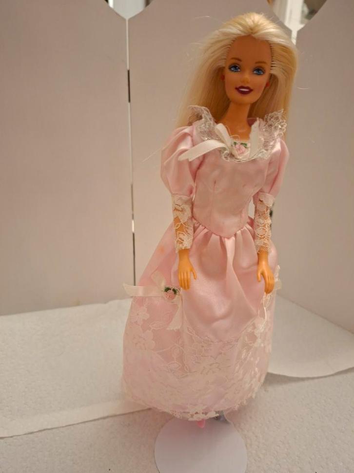 Barbie kleertjes rose jurkje + schoentjes. Nr 3  🩷, Verzamelen, Poppen, Zo goed als nieuw, Kleertjes, Ophalen of Verzenden