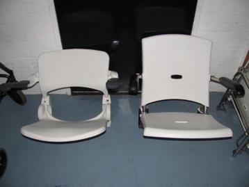 Wand douchestoelen Links die van €60. Rechts de RVS van €70 beschikbaar voor biedingen
