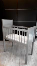 Kidsmill Noa wieg lichtgrijs + matras | houten babywieg, Ophalen, Zo goed als nieuw, Wieg