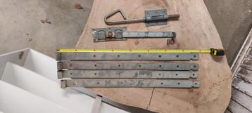 Beslag voor grote poort, duimhengen en slot beschikbaar voor biedingen