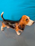 Beeldje van een Engelse Basset ., Ophalen of Verzenden, Zo goed als nieuw, Dier