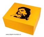 HUMIDOR "CHE GUEVARA" GEEL MAT VOOR CA 50 SIGAREN        h43, Verzenden, Nieuw, Tabaksdoos of Verpakking