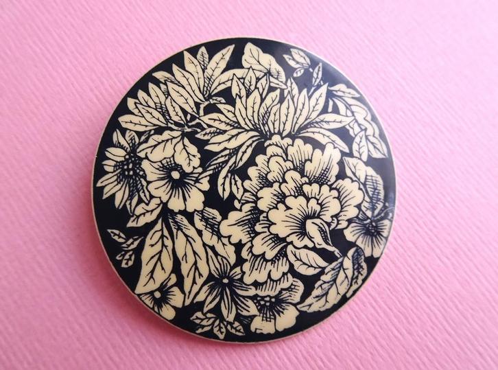 jwg Vintage 60s 70s bloemen bloem broche donkerblauw creme, Sieraden, Tassen en Uiterlijk, Antieke sieraden, Broche, Overige materialen