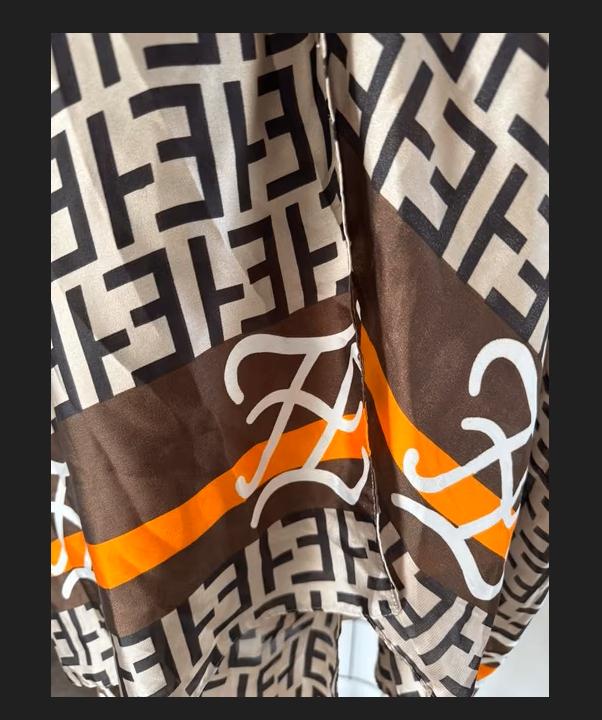 Louis Feraud bruin beige zijden  shawl sjaal 85 x 178 CHCS, Kleding | Dames, Ophalen of Verzenden, Zo goed als nieuw, Maat 46/48 (XL) of groter