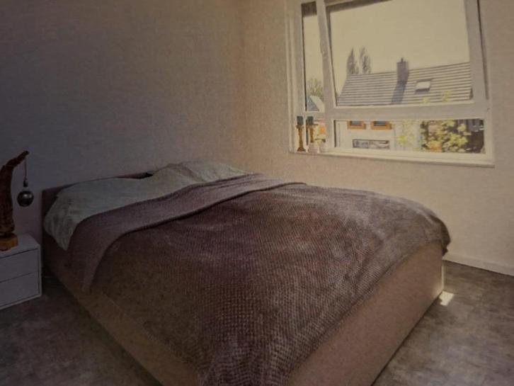 Netjes twee persoonsbed, Huis en Inrichting, Slaapkamer | Bedden, Gebruikt, Tweepersoons, 180 cm, 210 cm, Overige materialen, Beige