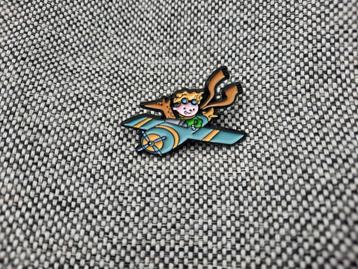 1 grappige pin van een kind in een vliegtuig beschikbaar voor biedingen
