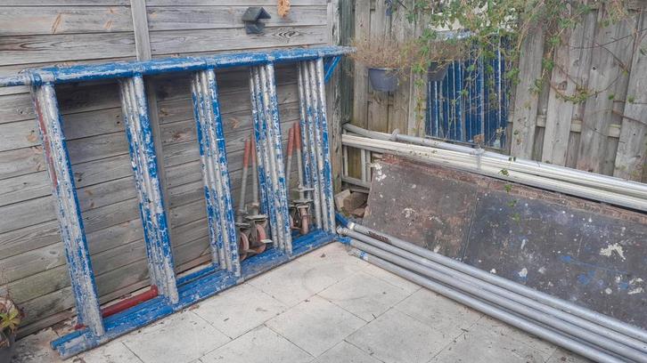 Breed steiger. Loopplanken met klapluiken., Doe-het-zelf en Verbouw, Steigers, Gebruikt, Rolsteiger of Kamersteiger, 5 meter of hoger