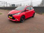 Toyota Aygo X-play 1.0 12V Vvt-i 5DRS MMT Automaat 2015 Rood, Auto's, Stof, 4 stoelen, Origineel Nederlands, 24 km/l
