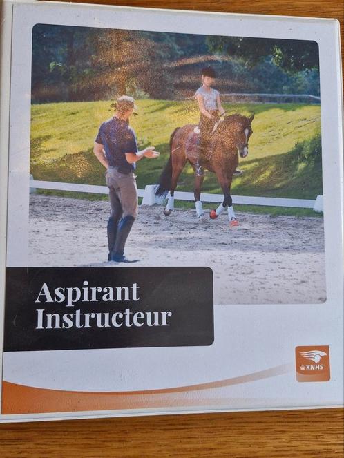 KNHS map aspirant instructeur voor de Orun 2 opleiding., Dieren en Toebehoren, Paarden en Pony's | Overige Paardenspullen, Zo goed als nieuw