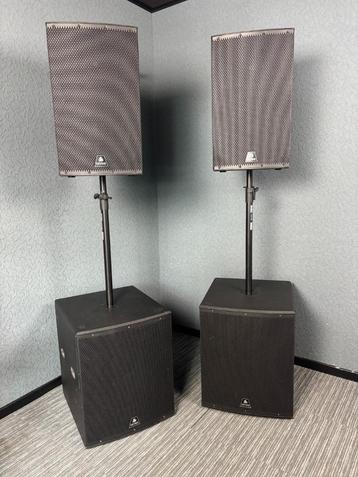 Devine Onyx 15A + Devine Onyx 18SA Speakerset met Statieven beschikbaar voor biedingen