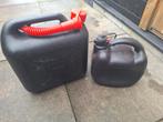 Twee zwarte jerrycans, Ophalen