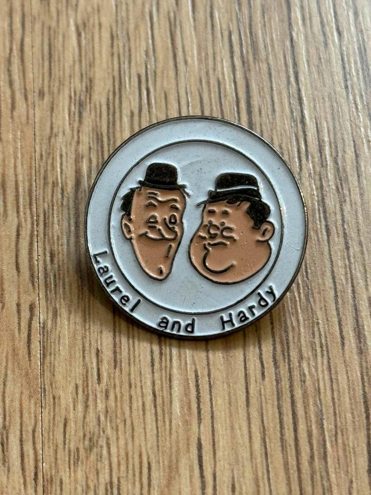 Laurel And Hardy Vintage Pin, Verzamelen, Speldjes, Pins en Buttons, Gebruikt, Speldje of Pin, Overige onderwerpen, Ophalen of Verzenden