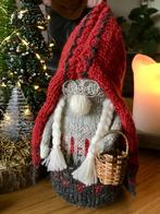 Gebreide gnome, kabouter met cape, mandje en Bril, Huis en Inrichting, Woonaccessoires | Overige, Ophalen of Verzenden, Zo goed als nieuw
