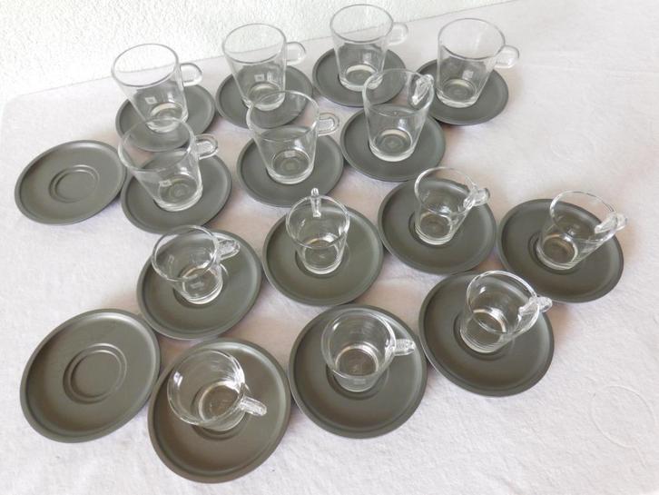 14x kop en schotel Nespresso, glas met gewafeld oor, kunstst, Huis en Inrichting, Keuken | Servies, Gebruikt, Kop(pen) en/of Schotel(s)
