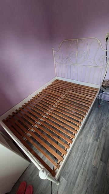 Bedframe wit metaal met houten matrasbodem 140x200