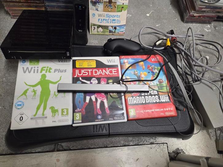 Nintendo wii compleet met mario just dance en wii sports fit, Spelcomputers en Games, Spelcomputers | Nintendo Wii, Zo goed als nieuw