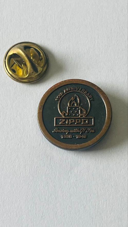 Zippo 10th anniversary pin 1932-1942, Verzamelen, Speldjes, Pins en Buttons, Ophalen of Verzenden