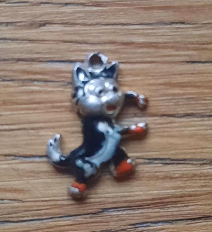 Zilveren bedel: geëmailleerde poes, Sieraden, Tassen en Uiterlijk, Kettinghangers, Zo goed als nieuw, Zilver, Zilver, Dier, Ophalen of Verzenden