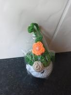 Nieuw gehaakte gnoom hanger, groene muts met oranje bloem, Ophalen of Verzenden, Nieuw