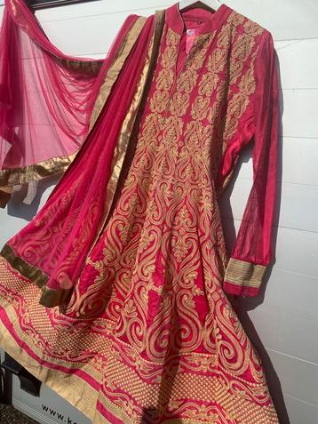 Prachtige Roze Jurk met Gouden Details beschikbaar voor biedingen